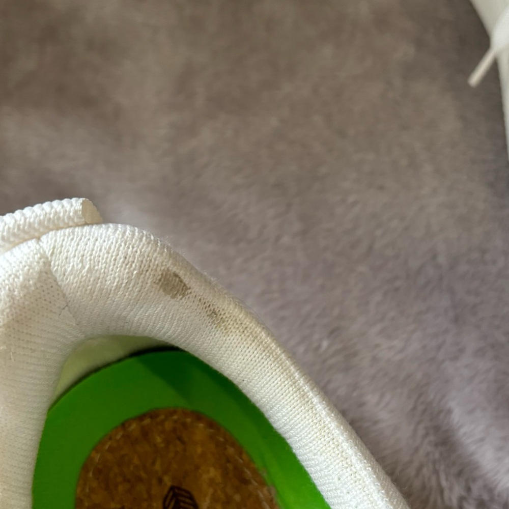 Cariuma White Knit Low-Top Sneakers with Green Details - Picture 8 of 9